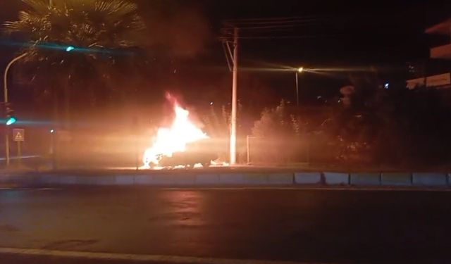 Kuşadası’nda Seyir Halindeki Otomobil Alev Aldı