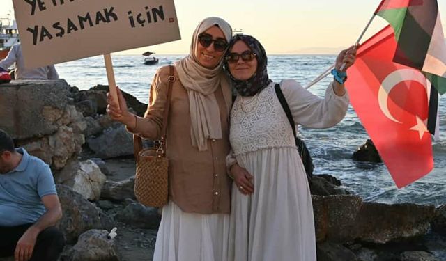 Kuşadası'nda ‘Sumud Filosu'na' destek