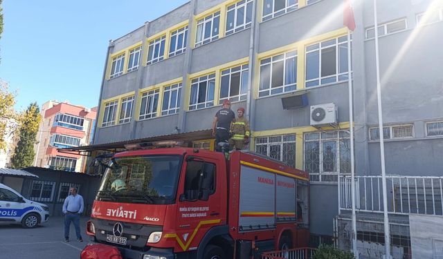 Manisa'da okulda mahsur kalan 3 öğrenci kurtarıldı