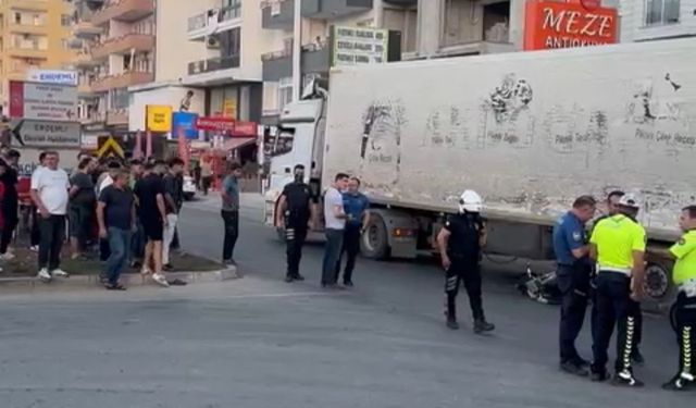Mersin’de TIR ile Motosiklet Çarpıştı: 1 Ölü, 1 Yaralı