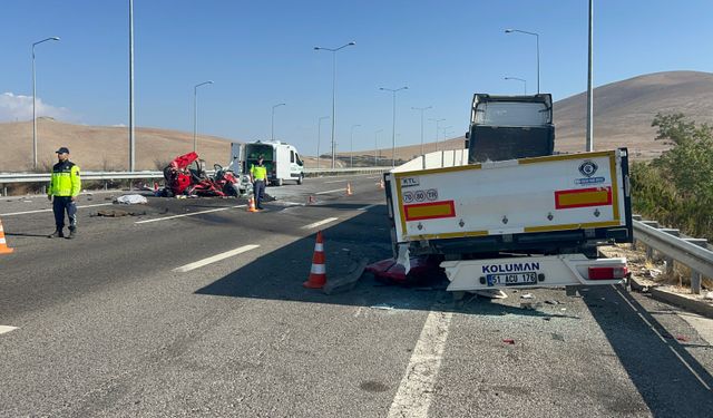 Niğde'de Otomobil, TIR'a arkadan çarptı
