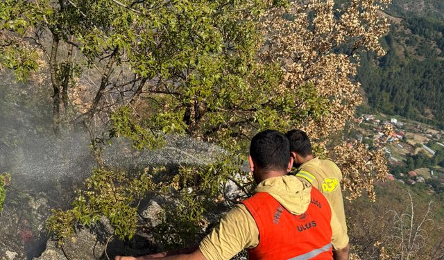 Orman işçileri, alevlerin arasından zor kurtuldu