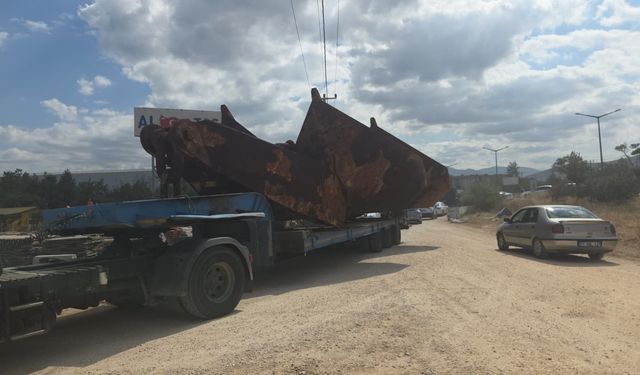 Otobüs, gemi çapası taşıyan TIR'a çarptı!