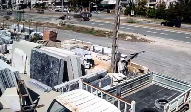 Otomobil, elektrikli motosiklete çarptı!