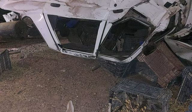 Otomobil, refüje çarpıp devrildi!
