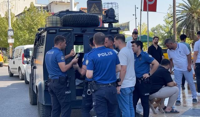 Polisleri görünce elindeki altın dolu poşeti atıp kaçmaya çalıştı!