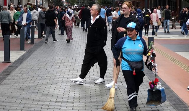 Renkli faraşıyla caddeleri güzelleştiriyor