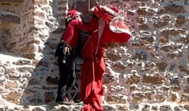 Rüzgarın Zarar Verdiği Hoşap Kalesi'ndeki Türk Bayrağının Yenisi Surlarda!