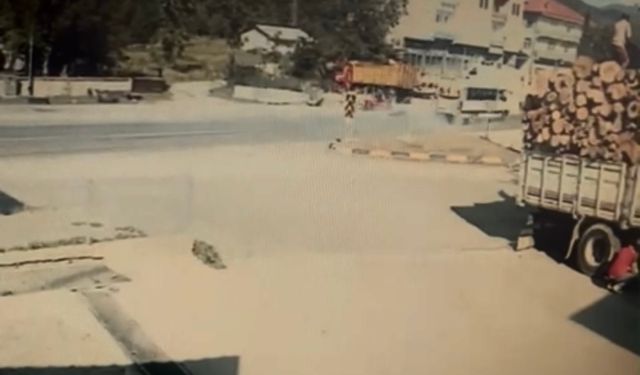 Servis minibüsünün elektrikli bisiklete çarptı!