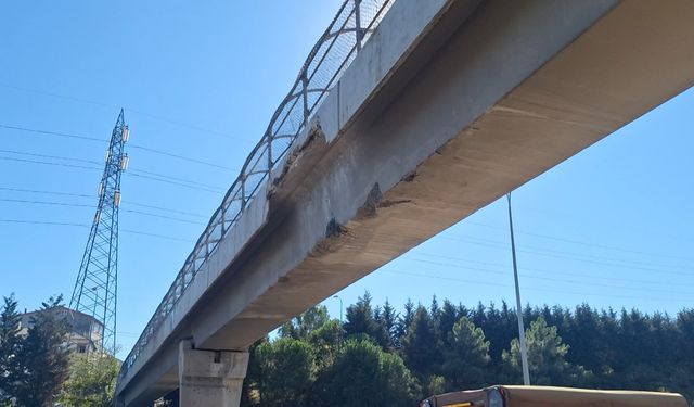 Sultanbeyli'de Damperi Açılan TIR Üst Geçide Çarptı