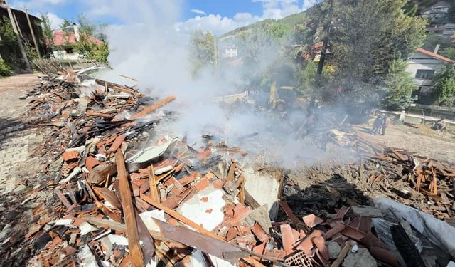Tarihi konağı, bekçinin husumetlileri kundakladı!