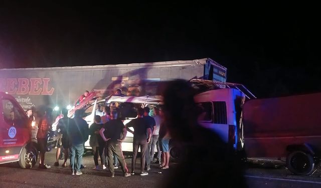 Tarım işçilerini taşıyan minibüs çekiciye çarptı!