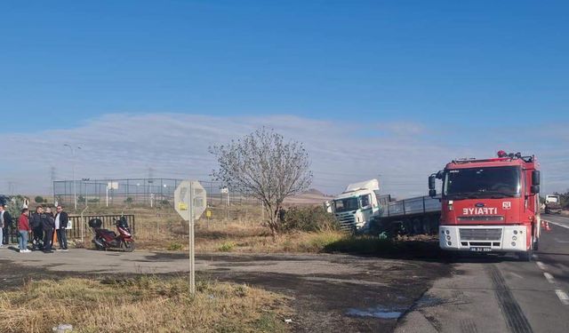 TIR, otomobile çarptı!