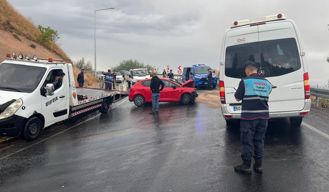 Turistleri taşıyan minibüs kaza yaptı!