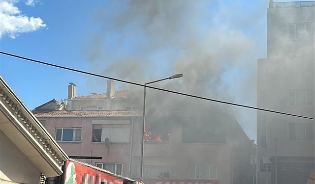 Yanan daire kullanılamaz hale geldi