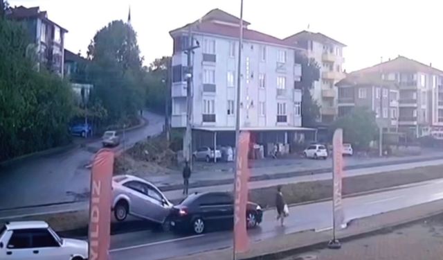 Yaya için durdurulan otomobile, başka araç çarptı!