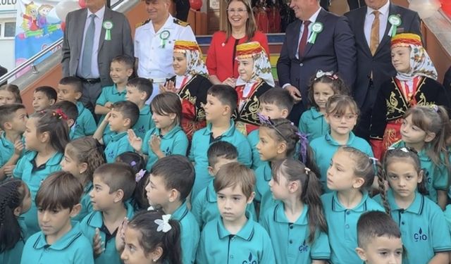 Ağlayan öğrenciyi vali sakinleştirdi