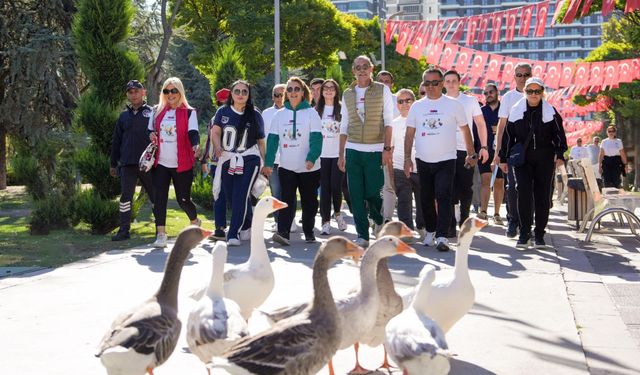 Erdal Beşikcioğlu, Göksu Parkı'nda Hemşehrileriyle Yürüyüşe Katıldı