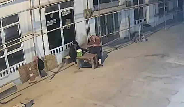 Sandalyede uyuyakaldı telefonundan oldu