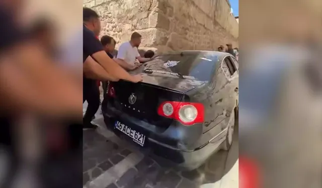 Dar sokakta otomobil sıkışıp kaldı