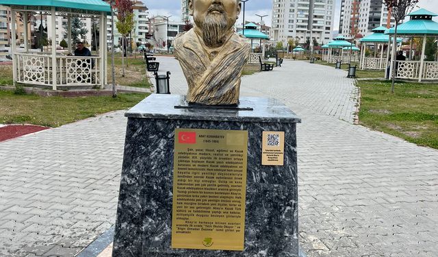 Tahrip edilen Abay Kunanbayev büstü yenilendi