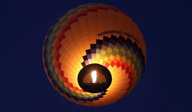 Sıcak hava balonları vadilere renk kattı