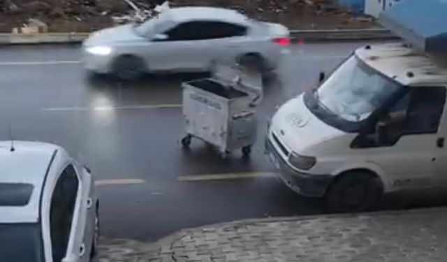 Antakya’da Kuvvetli Rüzgar Trafiği Tehlikeye Attı