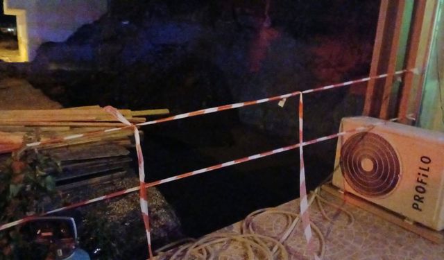 Antalya'da İnşaat alanında toprak kaydı