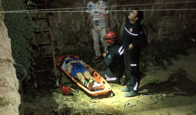 Antalya'da, kurtarma sırasında üşüyen turiste yeleğini verdi