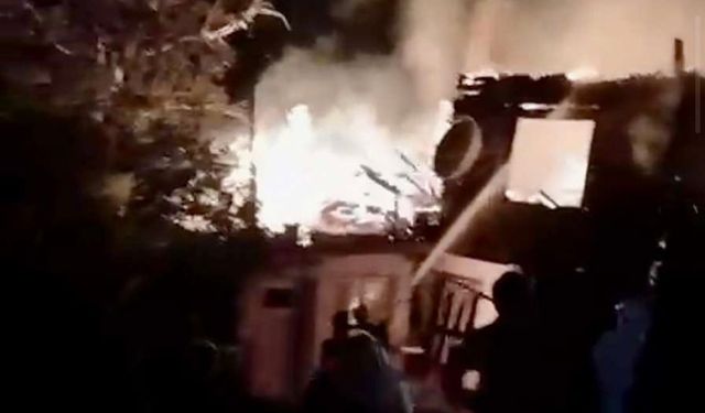 Bartın'da 2 katlı ahşap evde yangın çıktı