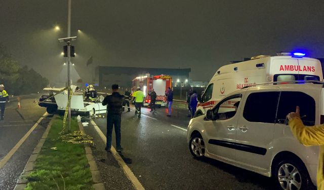 Çerkezköy’de Otomobil Direğe Çarptı, Araç İkiye Ayrıldı