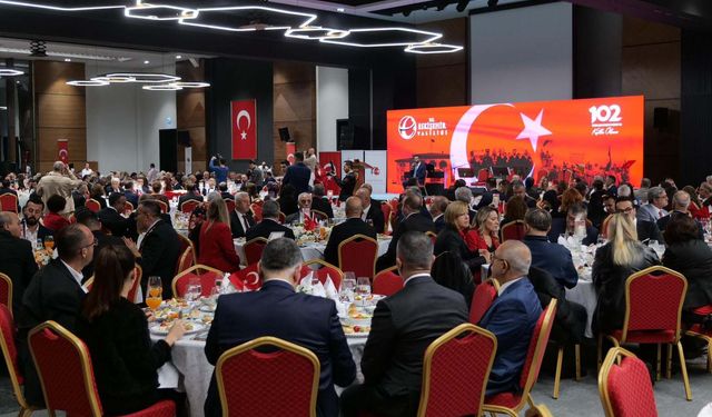 Cumhuriyet Pastasını 102 yaşındaki Ali Sezer kesti