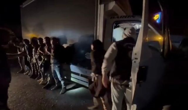 Durdurulan 2 araçtan 38 kaçak göçmen çıktı
