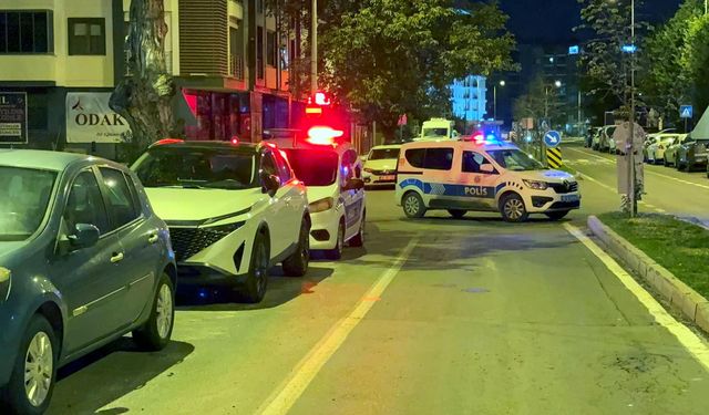 Evinin önünde bacağından vuruldu