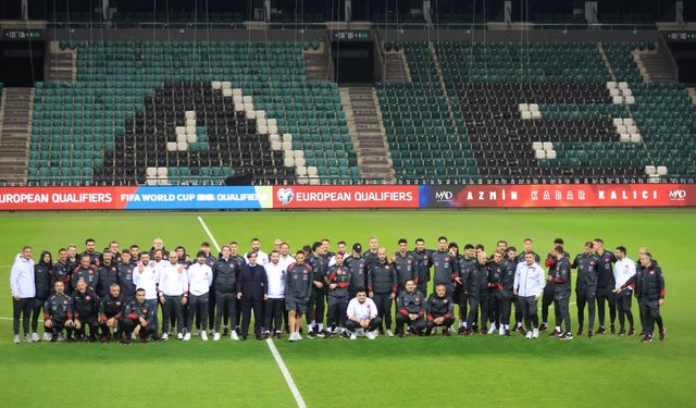 Hakan Çalhanoğlu’na 100. maç sürprizi: Pasta kesildi