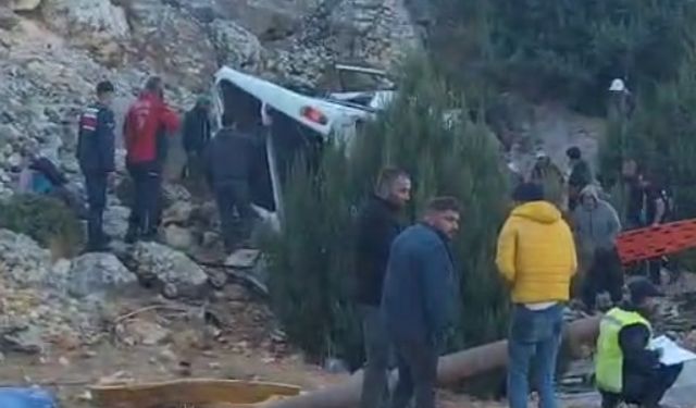 İşçileri taşıyan minibüs şarampole yuvarlandı, ölü ve yaralılar var!