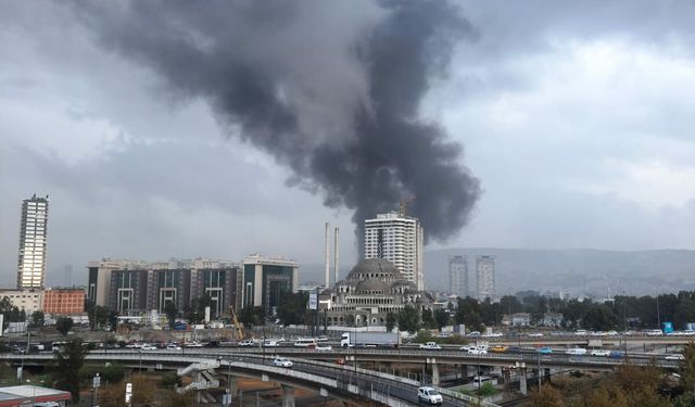 İzmir'de depo yangını