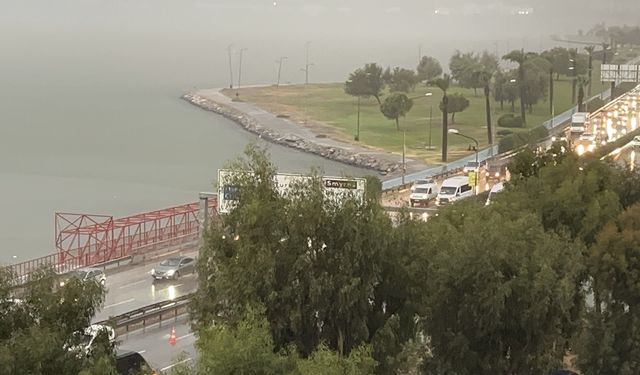 İzmir'de yağış etkili oldu