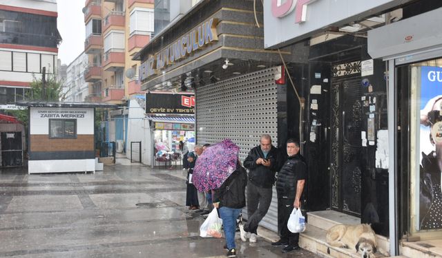 İzmir’i sağanak vurdu