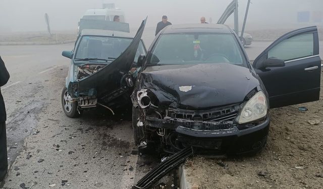 Kavşakta otomobiller çarpıştı!