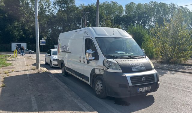 Minibüsle motosiklet çarpıştı!