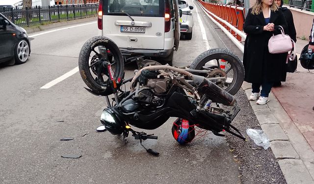 Motosiklet dolmuşa arkadan çarptı!