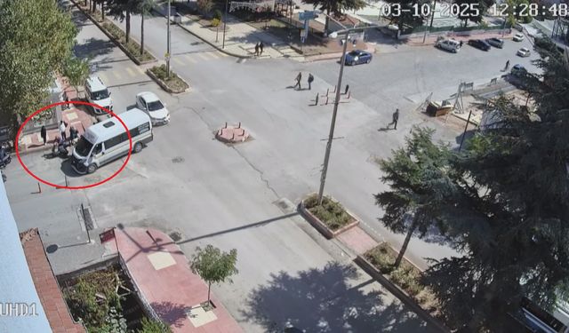 Okul servisi ile elektrikli bisiklet çarpıştı