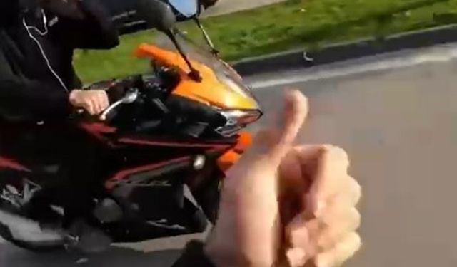 Otomobilin dikiz aynasını parçaladı!