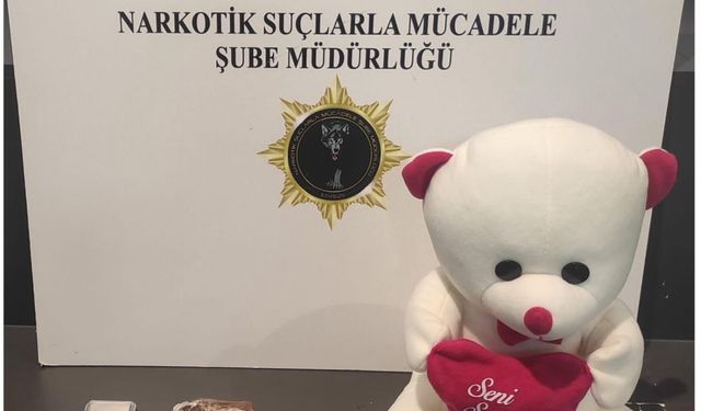 Oyuncak ayının içerisine gizlemiş