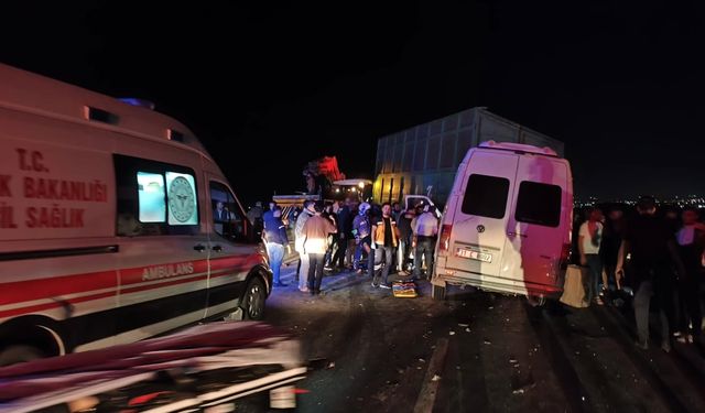 Reyhanlı’da Servis Minibüsü Traktöre Çarptı: 14 Yaralı