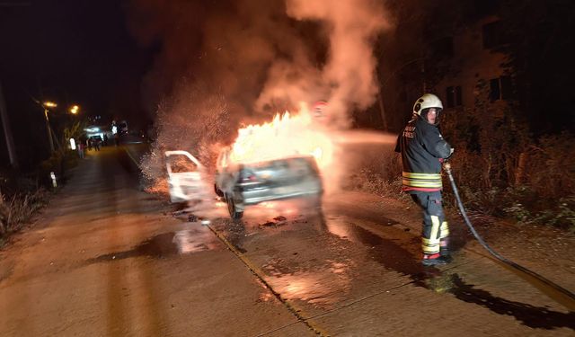 Samsun'da seyir halindeki otomobil yandı