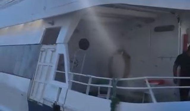 Sirkeci'de feribot iskeleye çarptı