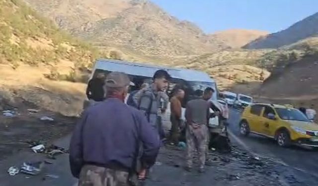 Şırnak’ta minibüs ile hafif ticari araç çarpıştı