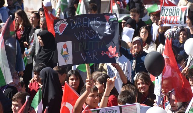 Sivas'ta 5 bin öğrenci Filistin için yürüdü!